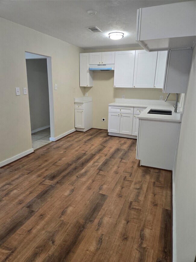 Building Photo - 2216 3rd St