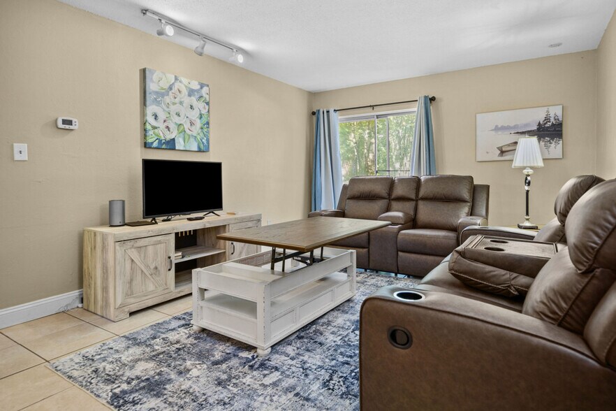 Building Photo - 1700 SW 16th Ct