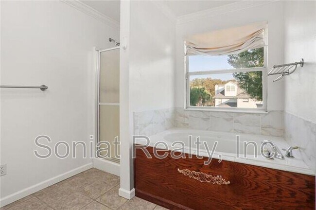 Building Photo - 4421 Lakewood Dr