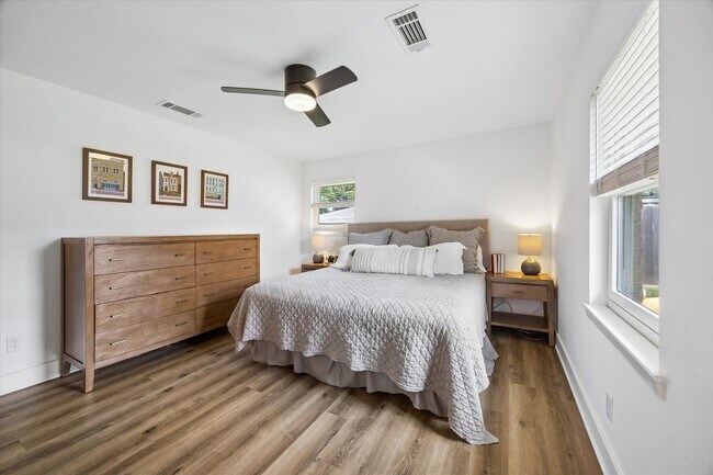 Building Photo - 5311 Hialeah Dr