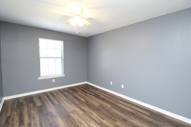 Building Photo - **Updated 2-Bedroom, 2-Bathroom Apartment ...