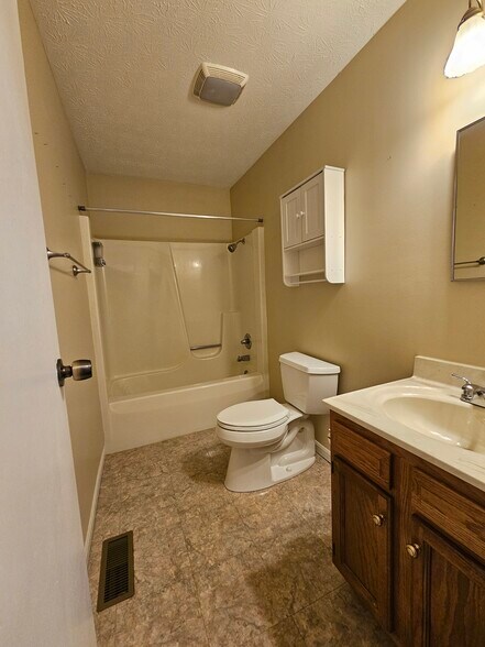 Guest Bathroom - 569 Meadow Dr