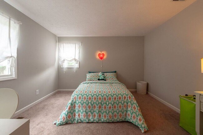 Building Photo - Well-Appointed East-Side Home with Exceptional Living Space in Sycamore Knolls