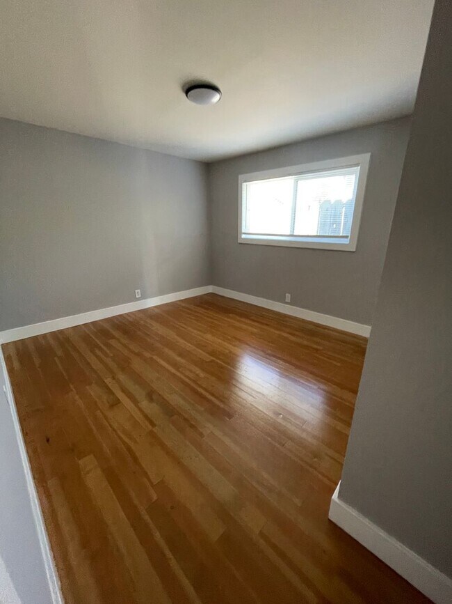 Building Photo - 2 Bedroom/1 Bath Upper Unit