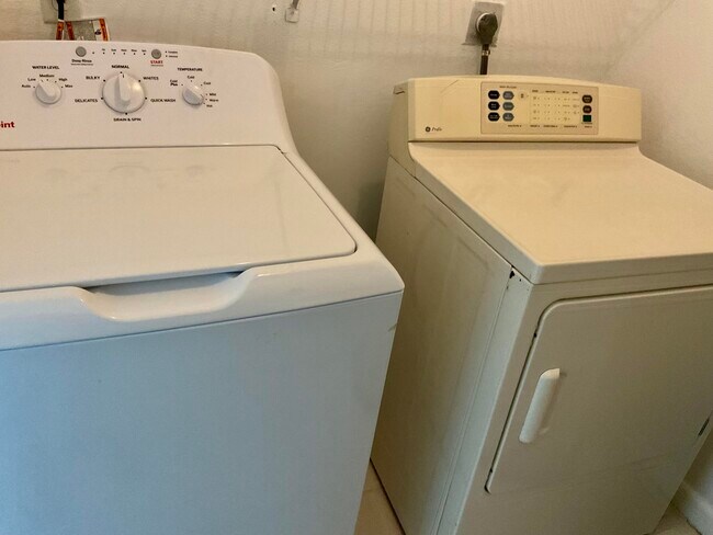 Building Photo - 680 SW Veronica Ave