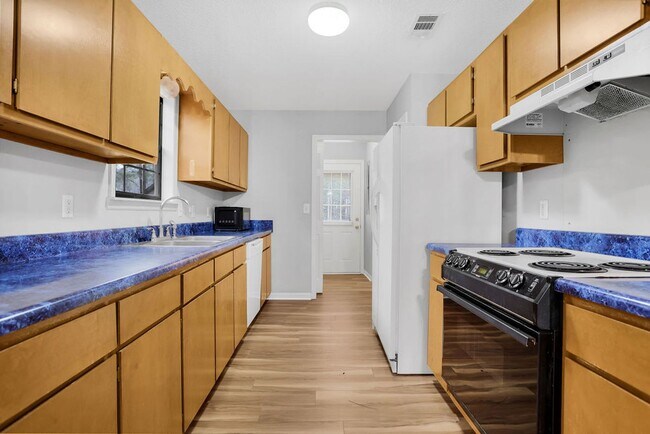 Building Photo - 3 bedroom 2.5 bath home