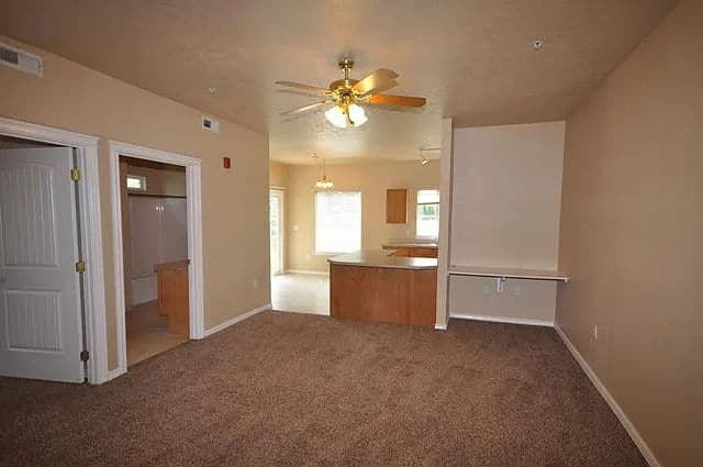 Building Photo - Upper Level 2 Bed 2 bath Apartment