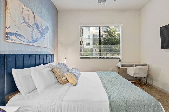 Building Photo - 500 W Broadway Rd