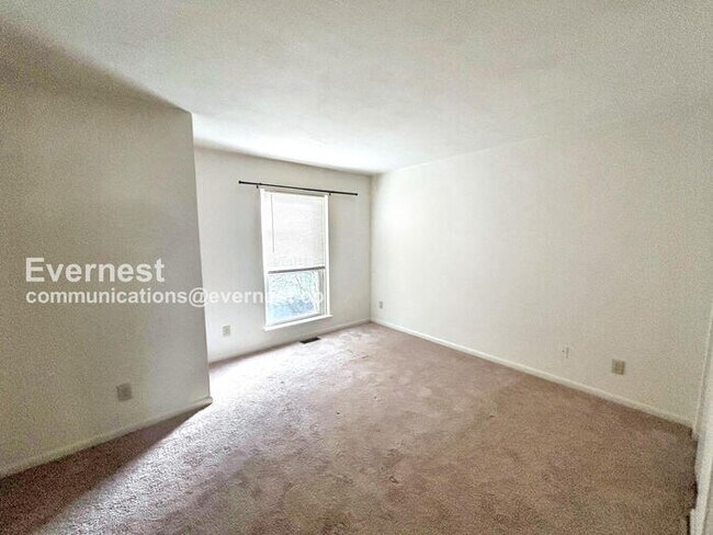Building Photo - 2-Bedroom Townhome with Washer / Pet-frien...