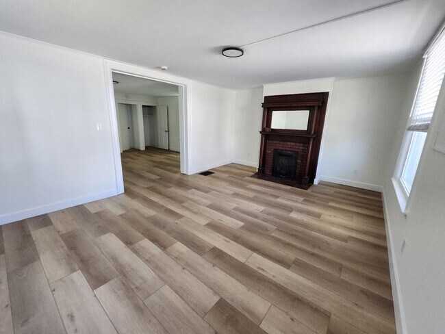 Building Photo - Spacious 4-bedroom house in Hamilton available mid-May