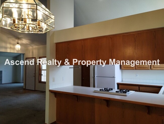 Building Photo - Ranch in Quiet Neighborhood with Fenced Ya...