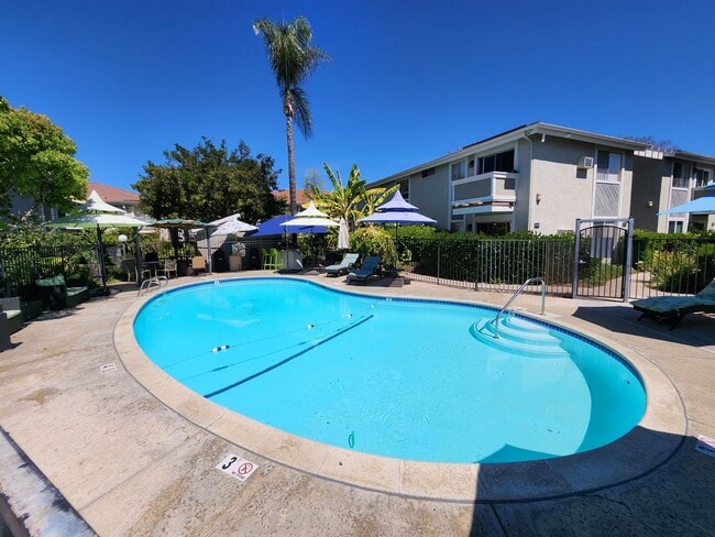 Building Photo - 3 Bedroom 2 Bath Upper Unit in Mira Mesa