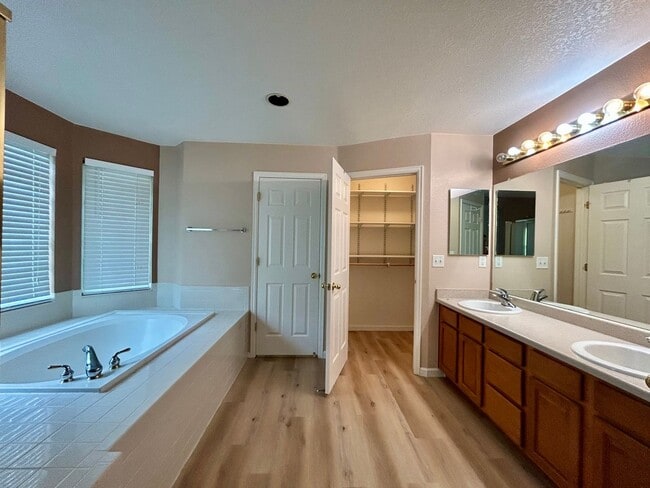 Building Photo - Spacious 3Bd Home in the Broadlands