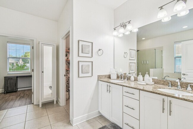 Building Photo - 109 W Hollywood St