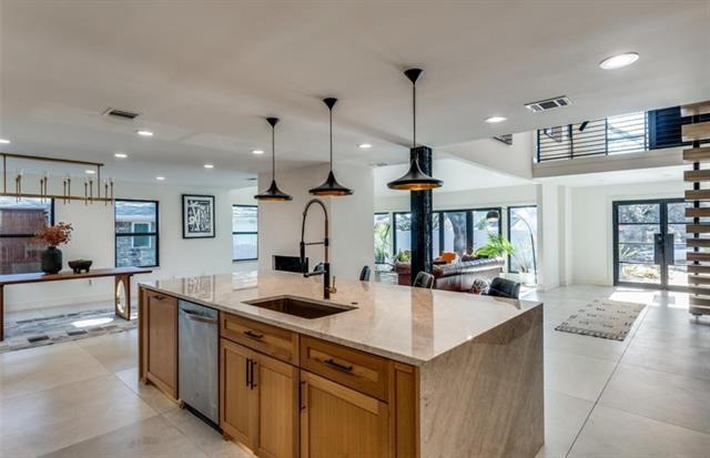 Building Photo - 9611 Fallbrook Dr