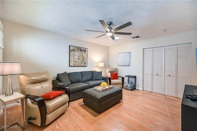 Building Photo - 878 Meadowland Dr