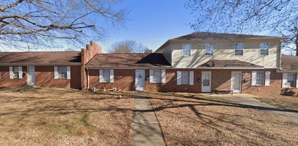 Building Photo - Two bed, 1.5 bath townhome in Graham