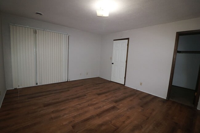 Building Photo - Beautifully built 2 bedroom house with huge backyard!