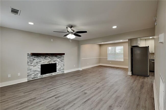 Building Photo - 104 Silvergrass Dr