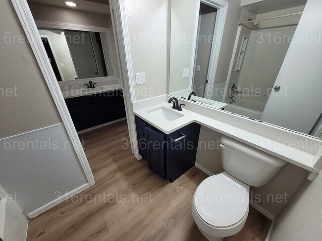 Building Photo - $925 - 2 bedroom 1 bath - Beautiful apartm...