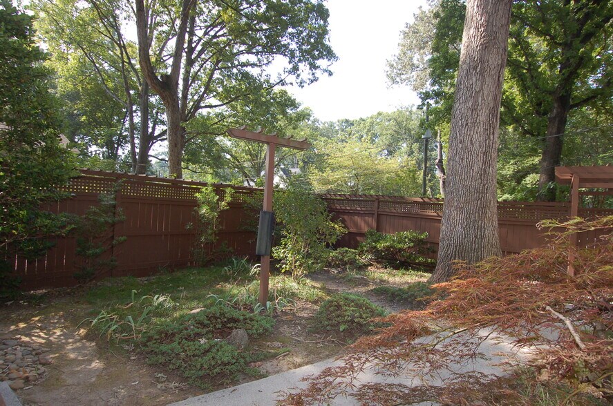 Building Photo - 5400 Emerson Dr