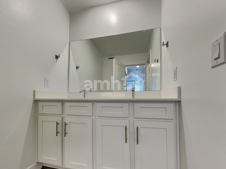 Building Photo - 6513 E Paseo Alga