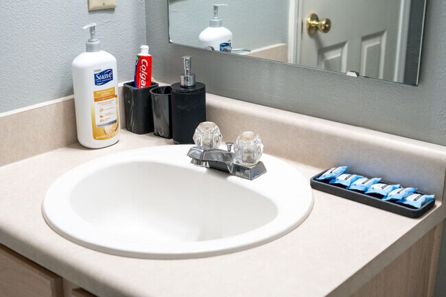 Building Photo - 2155 Shadowbrook Dr