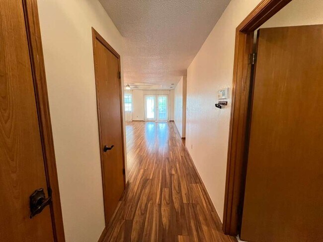 Building Photo - 812 Santa Anna Dr