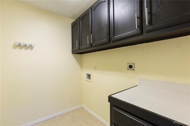 Building Photo - 3821 Oriole Ave