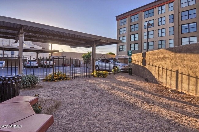 Building Photo - 535 W Thomas Rd