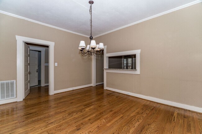 Building Photo - Alamo Heights Cottage