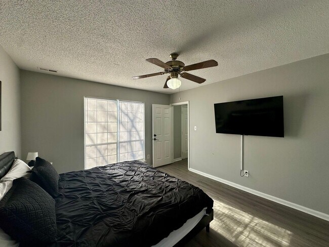 Building Photo - 9501 Pondside Ln