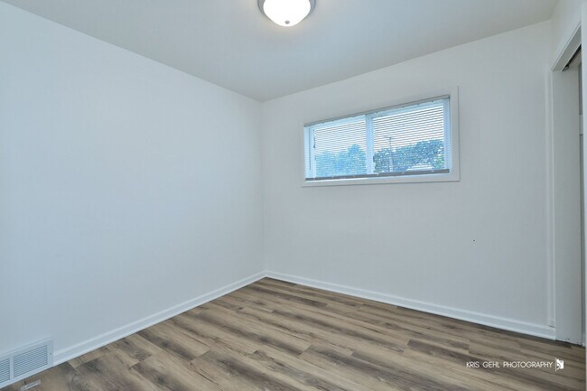 Building Photo - 26415 W Ingleside Shr Rd