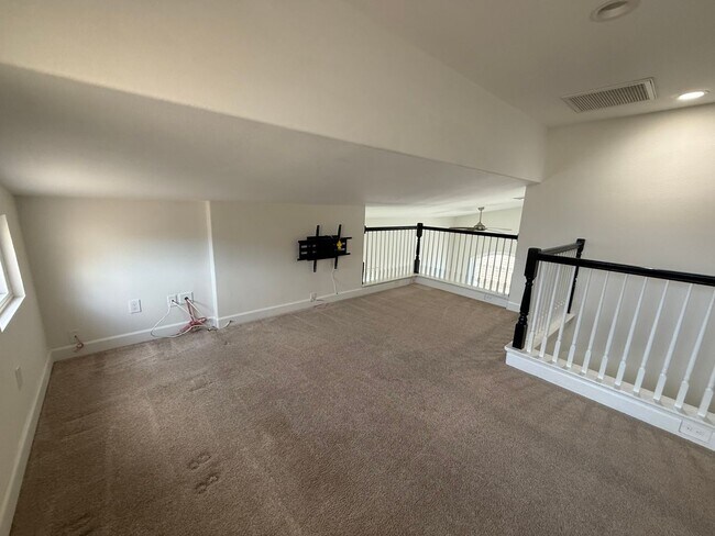 Building Photo - 635 Aliento Way