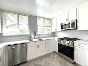 Building Photo - EPIC REA: Bright 1bd/1ba Condo with Washer/Dryer in unit and Parking!