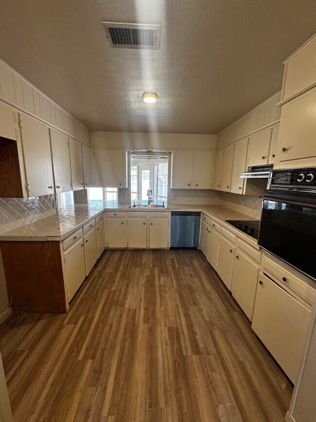 Building Photo - 4 Bedroom 3 Bathroom Ready To Rent!