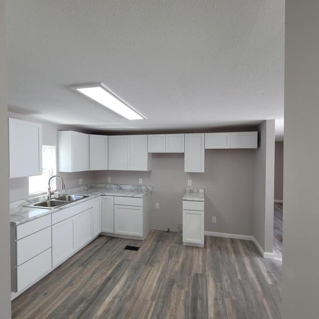 Building Photo - 804 Westbourne Ave