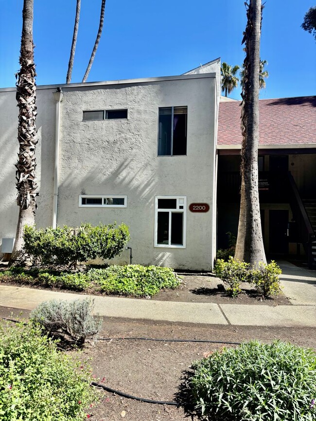 Building Photo - Super Location in Concord- near freeway, s...