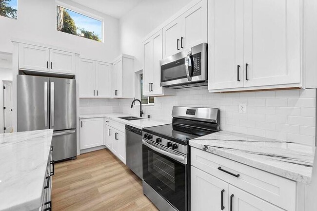 Building Photo - 739 N Formosa Ave