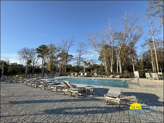Building Photo - Modern 3 Bedroom Home with Community pool!