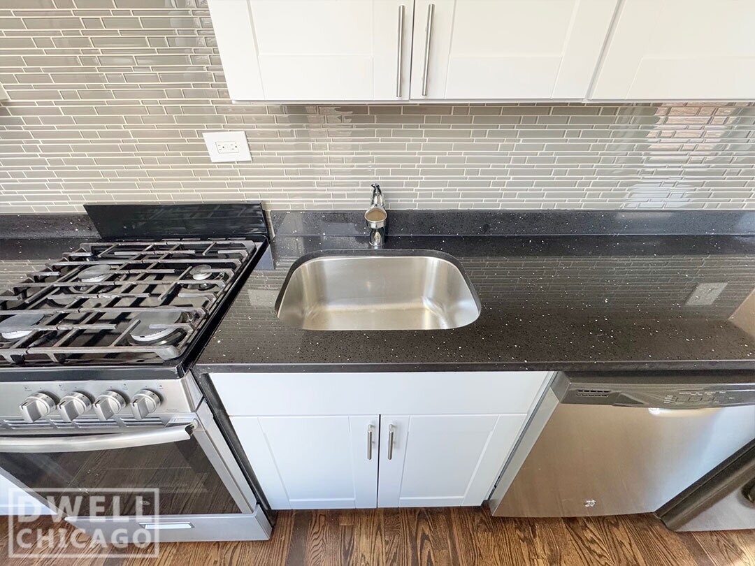 Building Photo - 915 W Waveland Ave