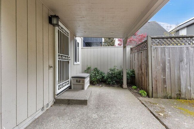 Building Photo - 923 SE 34th Ave