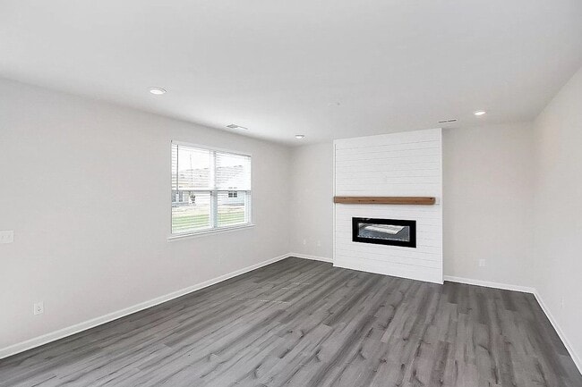 Building Photo - Home with 4 bedrooms, 3 full baths Fence in Yard