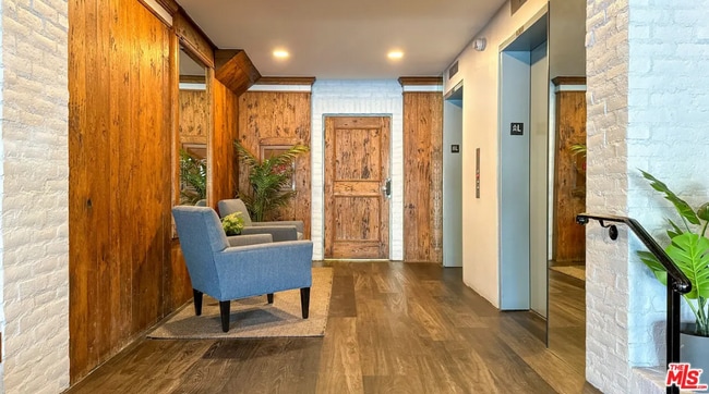 Building Photo - 532 N Rossmore Ave