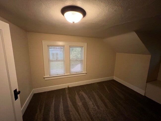 Building Photo - Charming and Spacious 4 Bed, 2.5 Bath Home near Downtown