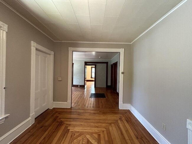 Building Photo - 14 Crombie St