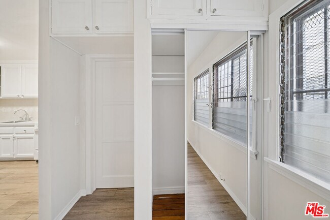 Building Photo - 612 S Dunsmuir Ave