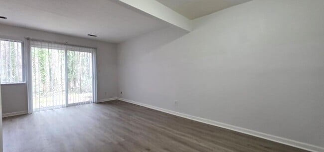 Building Photo - 220 Elizabeth St