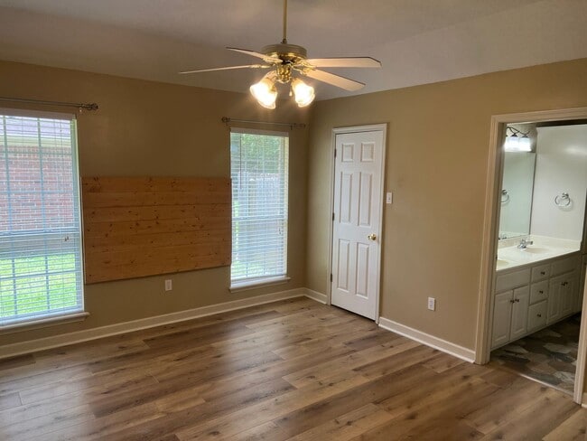 Building Photo - Charming 3 Bed 2 Bath Home