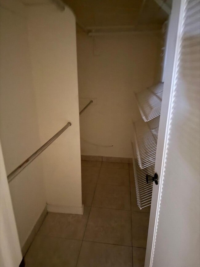 Building Photo - 390 Burgundy I